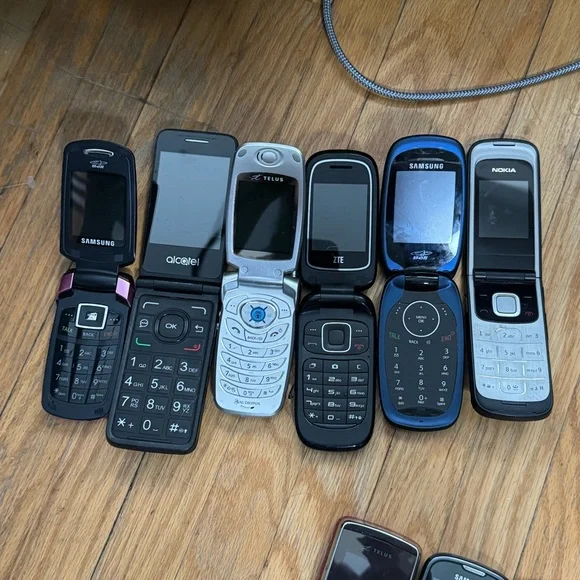 Lot Of 17 Vintage Phones, Untested FOR PARTS. Nokia, Samsung HTC Alcatel. “READ” - Picture 12 of 15